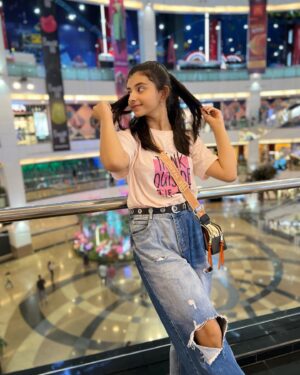 Myra Singh Instagram - Mom ne bola Aaj aachi lag rahi ho 🥲so 😂 picture’s le lete h 😉 
.
.
.

#myrasingh #mall #justme #ramdom #fakecandid #love #cute #moment