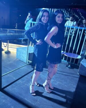 Myra Singh Instagram - This party is proof that good times and great friends make the perfect combination 🫶🖤🤍
.
.
.
.
.
 #myrasingh #party #friends #birthday #blackandwhite #cute