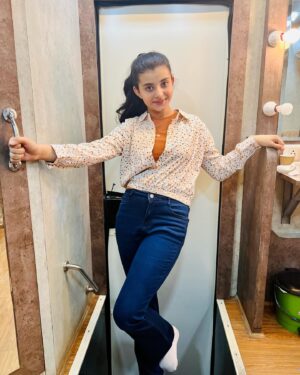 Myra Singh Instagram - #crewincinemasnow 
i dont know where to start and what to write ….i am so so happy bcoz my first movie released and i am playing younger versions of gorgeous @kareenakapoorkhan mam . so grateful that i was able to share the screen with big starcast #poo kareena mam the best @tabutiful mam and my favorite @kritisanon mam and legendary @iamkulbhushankharbanda sir 
❣️
i am sure everyone will fall in love with the magic created by @rheakapoor mam @rajoosworld sir @ektarkapoor mam  @anilskapoor sir @akfcnetwork @balajimotionpictures 
special thanks to @official.jyotteebajaj mam @panchamighavricasting mam for all the casting coordination 
.
.
go watch it and give some love to #crew #jasmine
