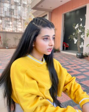 Myra Singh Instagram - Random clicks during shoot …. Bas last pic ka caption aap log hi bata do 😅 
.
.
.
.

#picoftheday #mood #instamood #valentineweek #february #yellowaesthetic #myrasingh