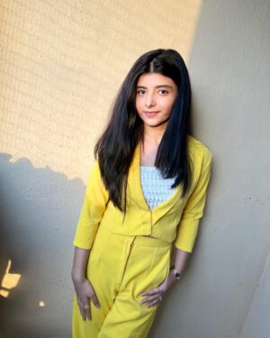 Myra Singh Instagram - The last picture says it all 🤭 #kellyfreefire 
🌟 A yellow dress can make even the darkest of days filled with sunshine ☀️ 
.
.
.
.
#myrasingh #yellow #pics #beautifulday #sunnyday #kellyfreefire