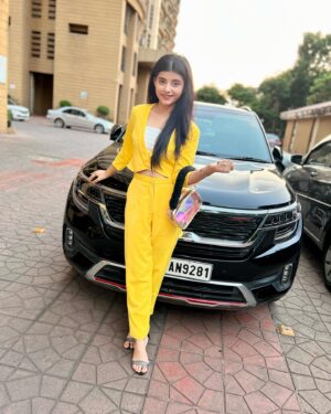 Myra Singh Instagram - The last picture says it all 🤭 #kellyfreefire 
🌟 A yellow dress can make even the darkest of days filled with sunshine ☀️ 
.
.
.
.
#myrasingh #yellow #pics #beautifulday #sunnyday #kellyfreefire