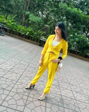 Myra Singh Instagram - The last picture says it all 🤭 #kellyfreefire 
🌟 A yellow dress can make even the darkest of days filled with sunshine ☀️ 
.
.
.
.
#myrasingh #yellow #pics #beautifulday #sunnyday #kellyfreefire