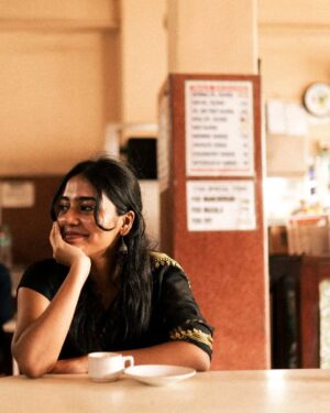 Nandhithaa Instagram - இயல்பாய் உன்னை பார்ப்பதும்.. 

நறுமணம் கமழும் Coffee நுகர 
நகர் உலா வந்த தேய்பிறை,
அட நாணம் என்ன?? ஐவிரலை இசைக்க 
Coffee-க்கு முத்தம் என்பதெல்லாம் எத்தனை நித்திரை..

இந்த நாணம் 'முதலாம முடிவா முதலே நீ சொல்' ☕🪻