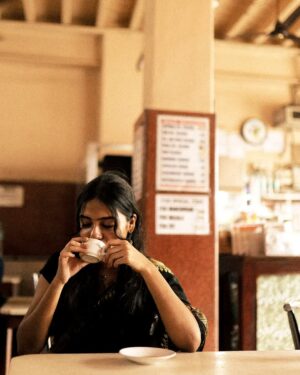 Nandhithaa Instagram - இயல்பாய் உன்னை பார்ப்பதும்.. 

நறுமணம் கமழும் Coffee நுகர 
நகர் உலா வந்த தேய்பிறை,
அட நாணம் என்ன?? ஐவிரலை இசைக்க 
Coffee-க்கு முத்தம் என்பதெல்லாம் எத்தனை நித்திரை..

இந்த நாணம் 'முதலாம முடிவா முதலே நீ சொல்' ☕🪻