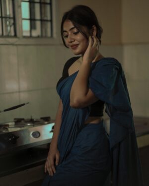 Nandhithaa Instagram - Not your average sandakozhi 😌

#tamilsong #tamil #traditional #saree