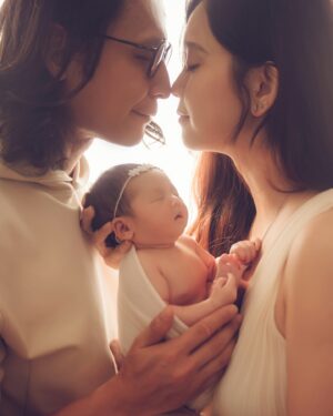 Natalia Ng Instagram - I get to love you 🥹

#ShotAt2Weeks #TwoUnderTwo 

Special thank you to @newbondcare confinement center for arranging our newborn family photoshoot; conveniently shot in-house making our whole experience incredibly smooth and fuss-free!