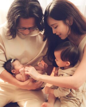 Natalia Ng Instagram - I get to love you 🥹

#ShotAt2Weeks #TwoUnderTwo 

Special thank you to @newbondcare confinement center for arranging our newborn family photoshoot; conveniently shot in-house making our whole experience incredibly smooth and fuss-free!