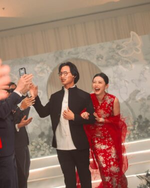 Natalia Ng Instagram - Something old and something new ❤️❤️‍🔥 A special flashback feature in celebration of our 2nd Wedding Anniversary 🥰 

During our wedding banquet (22.11.23), I re-wore my 接新娘 Tea Ceremony custom Qi Pao by @khoonhooi @khoonhooiofficial as my second march-in look— my “something old”— well not exactly old old, but it was first worn on October 17, 2022; the momentous day we swore vows to one another ❤️ (swipe 🔛 to get a doubly flashback to 17.10.22)

As for my “something new”, we added on a gorgeous sheer extension shawl with airy feathers custom made to give an extra pizzazz and complete my finale look at our wedding banquet night the following year 😍

Happy 2nd Anniversary, my @benik_varenik ❤️ Gotta say, it’s been pretty awesome doing life witchu 🥰 #BenTieTheNat 

Gold & jade necklace & earrings & ruby ring set | @lavinnewyork_diamond
