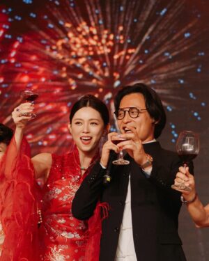 Natalia Ng Instagram - Something old and something new ❤️❤️‍🔥 A special flashback feature in celebration of our 2nd Wedding Anniversary 🥰 

During our wedding banquet (22.11.23), I re-wore my 接新娘 Tea Ceremony custom Qi Pao by @khoonhooi @khoonhooiofficial as my second march-in look— my “something old”— well not exactly old old, but it was first worn on October 17, 2022; the momentous day we swore vows to one another ❤️ (swipe 🔛 to get a doubly flashback to 17.10.22)

As for my “something new”, we added on a gorgeous sheer extension shawl with airy feathers custom made to give an extra pizzazz and complete my finale look at our wedding banquet night the following year 😍

Happy 2nd Anniversary, my @benik_varenik ❤️ Gotta say, it’s been pretty awesome doing life witchu 🥰 #BenTieTheNat 

Gold & jade necklace & earrings & ruby ring set | @lavinnewyork_diamond