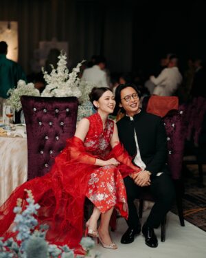 Natalia Ng Instagram - Something old and something new ❤️❤️‍🔥 A special flashback feature in celebration of our 2nd Wedding Anniversary 🥰 

During our wedding banquet (22.11.23), I re-wore my 接新娘 Tea Ceremony custom Qi Pao by @khoonhooi @khoonhooiofficial as my second march-in look— my “something old”— well not exactly old old, but it was first worn on October 17, 2022; the momentous day we swore vows to one another ❤️ (swipe 🔛 to get a doubly flashback to 17.10.22)

As for my “something new”, we added on a gorgeous sheer extension shawl with airy feathers custom made to give an extra pizzazz and complete my finale look at our wedding banquet night the following year 😍

Happy 2nd Anniversary, my @benik_varenik ❤️ Gotta say, it’s been pretty awesome doing life witchu 🥰 #BenTieTheNat 

Gold & jade necklace & earrings & ruby ring set | @lavinnewyork_diamond