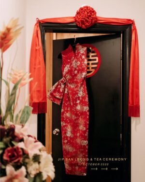 Natalia Ng Instagram - Something old and something new ❤️❤️‍🔥 A special flashback feature in celebration of our 2nd Wedding Anniversary 🥰 

During our wedding banquet (22.11.23), I re-wore my 接新娘 Tea Ceremony custom Qi Pao by @khoonhooi @khoonhooiofficial as my second march-in look— my “something old”— well not exactly old old, but it was first worn on October 17, 2022; the momentous day we swore vows to one another ❤️ (swipe 🔛 to get a doubly flashback to 17.10.22)

As for my “something new”, we added on a gorgeous sheer extension shawl with airy feathers custom made to give an extra pizzazz and complete my finale look at our wedding banquet night the following year 😍

Happy 2nd Anniversary, my @benik_varenik ❤️ Gotta say, it’s been pretty awesome doing life witchu 🥰 #BenTieTheNat 

Gold & jade necklace & earrings & ruby ring set | @lavinnewyork_diamond