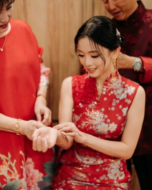 Natalia Ng Instagram - Something old and something new ❤️❤️‍🔥 A special flashback feature in celebration of our 2nd Wedding Anniversary 🥰 

During our wedding banquet (22.11.23), I re-wore my 接新娘 Tea Ceremony custom Qi Pao by @khoonhooi @khoonhooiofficial as my second march-in look— my “something old”— well not exactly old old, but it was first worn on October 17, 2022; the momentous day we swore vows to one another ❤️ (swipe 🔛 to get a doubly flashback to 17.10.22)

As for my “something new”, we added on a gorgeous sheer extension shawl with airy feathers custom made to give an extra pizzazz and complete my finale look at our wedding banquet night the following year 😍

Happy 2nd Anniversary, my @benik_varenik ❤️ Gotta say, it’s been pretty awesome doing life witchu 🥰 #BenTieTheNat 

Gold & jade necklace & earrings & ruby ring set | @lavinnewyork_diamond