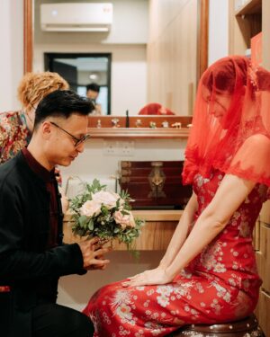 Natalia Ng Instagram - Something old and something new ❤️❤️‍🔥 A special flashback feature in celebration of our 2nd Wedding Anniversary 🥰 

During our wedding banquet (22.11.23), I re-wore my 接新娘 Tea Ceremony custom Qi Pao by @khoonhooi @khoonhooiofficial as my second march-in look— my “something old”— well not exactly old old, but it was first worn on October 17, 2022; the momentous day we swore vows to one another ❤️ (swipe 🔛 to get a doubly flashback to 17.10.22)

As for my “something new”, we added on a gorgeous sheer extension shawl with airy feathers custom made to give an extra pizzazz and complete my finale look at our wedding banquet night the following year 😍

Happy 2nd Anniversary, my @benik_varenik ❤️ Gotta say, it’s been pretty awesome doing life witchu 🥰 #BenTieTheNat 

Gold & jade necklace & earrings & ruby ring set | @lavinnewyork_diamond
