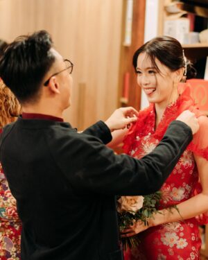 Natalia Ng Instagram - Something old and something new ❤️❤️‍🔥 A special flashback feature in celebration of our 2nd Wedding Anniversary 🥰 

During our wedding banquet (22.11.23), I re-wore my 接新娘 Tea Ceremony custom Qi Pao by @khoonhooi @khoonhooiofficial as my second march-in look— my “something old”— well not exactly old old, but it was first worn on October 17, 2022; the momentous day we swore vows to one another ❤️ (swipe 🔛 to get a doubly flashback to 17.10.22)

As for my “something new”, we added on a gorgeous sheer extension shawl with airy feathers custom made to give an extra pizzazz and complete my finale look at our wedding banquet night the following year 😍

Happy 2nd Anniversary, my @benik_varenik ❤️ Gotta say, it’s been pretty awesome doing life witchu 🥰 #BenTieTheNat 

Gold & jade necklace & earrings & ruby ring set | @lavinnewyork_diamond