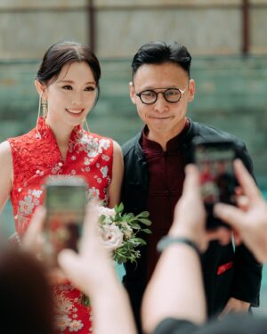 Natalia Ng Instagram - Something old and something new ❤️❤️‍🔥 A special flashback feature in celebration of our 2nd Wedding Anniversary 🥰 

During our wedding banquet (22.11.23), I re-wore my 接新娘 Tea Ceremony custom Qi Pao by @khoonhooi @khoonhooiofficial as my second march-in look— my “something old”— well not exactly old old, but it was first worn on October 17, 2022; the momentous day we swore vows to one another ❤️ (swipe 🔛 to get a doubly flashback to 17.10.22)

As for my “something new”, we added on a gorgeous sheer extension shawl with airy feathers custom made to give an extra pizzazz and complete my finale look at our wedding banquet night the following year 😍

Happy 2nd Anniversary, my @benik_varenik ❤️ Gotta say, it’s been pretty awesome doing life witchu 🥰 #BenTieTheNat 

Gold & jade necklace & earrings & ruby ring set | @lavinnewyork_diamond