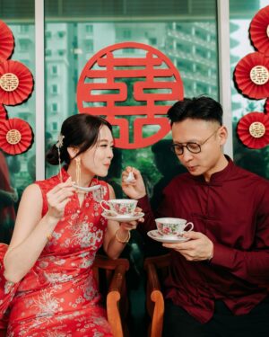 Natalia Ng Instagram - Something old and something new ❤️❤️‍🔥 A special flashback feature in celebration of our 2nd Wedding Anniversary 🥰 

During our wedding banquet (22.11.23), I re-wore my 接新娘 Tea Ceremony custom Qi Pao by @khoonhooi @khoonhooiofficial as my second march-in look— my “something old”— well not exactly old old, but it was first worn on October 17, 2022; the momentous day we swore vows to one another ❤️ (swipe 🔛 to get a doubly flashback to 17.10.22)

As for my “something new”, we added on a gorgeous sheer extension shawl with airy feathers custom made to give an extra pizzazz and complete my finale look at our wedding banquet night the following year 😍

Happy 2nd Anniversary, my @benik_varenik ❤️ Gotta say, it’s been pretty awesome doing life witchu 🥰 #BenTieTheNat 

Gold & jade necklace & earrings & ruby ring set | @lavinnewyork_diamond
