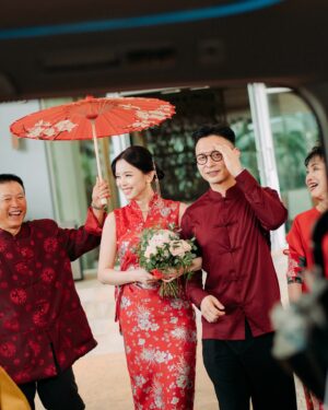 Natalia Ng Instagram - Something old and something new ❤️❤️‍🔥 A special flashback feature in celebration of our 2nd Wedding Anniversary 🥰 

During our wedding banquet (22.11.23), I re-wore my 接新娘 Tea Ceremony custom Qi Pao by @khoonhooi @khoonhooiofficial as my second march-in look— my “something old”— well not exactly old old, but it was first worn on October 17, 2022; the momentous day we swore vows to one another ❤️ (swipe 🔛 to get a doubly flashback to 17.10.22)

As for my “something new”, we added on a gorgeous sheer extension shawl with airy feathers custom made to give an extra pizzazz and complete my finale look at our wedding banquet night the following year 😍

Happy 2nd Anniversary, my @benik_varenik ❤️ Gotta say, it’s been pretty awesome doing life witchu 🥰 #BenTieTheNat 

Gold & jade necklace & earrings & ruby ring set | @lavinnewyork_diamond