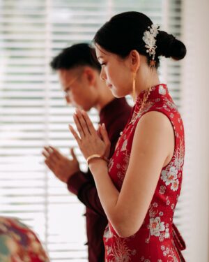 Natalia Ng Instagram - Something old and something new ❤️❤️‍🔥 A special flashback feature in celebration of our 2nd Wedding Anniversary 🥰 

During our wedding banquet (22.11.23), I re-wore my 接新娘 Tea Ceremony custom Qi Pao by @khoonhooi @khoonhooiofficial as my second march-in look— my “something old”— well not exactly old old, but it was first worn on October 17, 2022; the momentous day we swore vows to one another ❤️ (swipe 🔛 to get a doubly flashback to 17.10.22)

As for my “something new”, we added on a gorgeous sheer extension shawl with airy feathers custom made to give an extra pizzazz and complete my finale look at our wedding banquet night the following year 😍

Happy 2nd Anniversary, my @benik_varenik ❤️ Gotta say, it’s been pretty awesome doing life witchu 🥰 #BenTieTheNat 

Gold & jade necklace & earrings & ruby ring set | @lavinnewyork_diamond