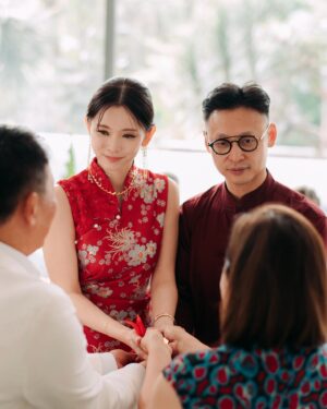 Natalia Ng Instagram - Something old and something new ❤️❤️‍🔥 A special flashback feature in celebration of our 2nd Wedding Anniversary 🥰 

During our wedding banquet (22.11.23), I re-wore my 接新娘 Tea Ceremony custom Qi Pao by @khoonhooi @khoonhooiofficial as my second march-in look— my “something old”— well not exactly old old, but it was first worn on October 17, 2022; the momentous day we swore vows to one another ❤️ (swipe 🔛 to get a doubly flashback to 17.10.22)

As for my “something new”, we added on a gorgeous sheer extension shawl with airy feathers custom made to give an extra pizzazz and complete my finale look at our wedding banquet night the following year 😍

Happy 2nd Anniversary, my @benik_varenik ❤️ Gotta say, it’s been pretty awesome doing life witchu 🥰 #BenTieTheNat 

Gold & jade necklace & earrings & ruby ring set | @lavinnewyork_diamond