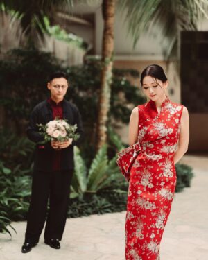 Natalia Ng Instagram - Something old and something new ❤️❤️‍🔥 A special flashback feature in celebration of our 2nd Wedding Anniversary 🥰 

During our wedding banquet (22.11.23), I re-wore my 接新娘 Tea Ceremony custom Qi Pao by @khoonhooi @khoonhooiofficial as my second march-in look— my “something old”— well not exactly old old, but it was first worn on October 17, 2022; the momentous day we swore vows to one another ❤️ (swipe 🔛 to get a doubly flashback to 17.10.22)

As for my “something new”, we added on a gorgeous sheer extension shawl with airy feathers custom made to give an extra pizzazz and complete my finale look at our wedding banquet night the following year 😍

Happy 2nd Anniversary, my @benik_varenik ❤️ Gotta say, it’s been pretty awesome doing life witchu 🥰 #BenTieTheNat 

Gold & jade necklace & earrings & ruby ring set | @lavinnewyork_diamond
