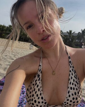 Nikki King Instagram - Me puedes encontrar en la playa