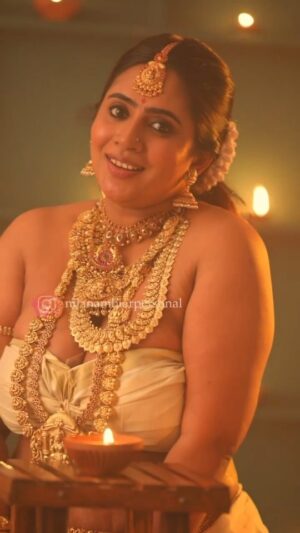 Nila Nambia Instagram - One of my favourite reels through @mahadevan_thampi s retina...and prabhins make up
DOP @mahadevan_thampi
Make up @prabin_makeupartist
Edits @_its_me_eby
Ornaments @parakkat_jewels
Support me through your likes and comments.