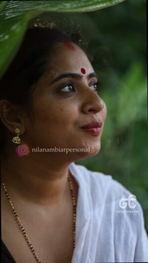 Nila Nambia Instagram - എള്ളോളം നാണമില്ലേ നിനക്കെൻ കള്ള കരിങ്കുറവാ....
കലാഭവൻ മണി ഇഷ്ട്ടം ❤️
Shot by @gandharvan_