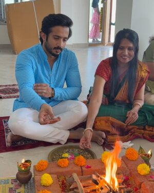 Nitya saxena Instagram - Idham Agnaye Swaaha 🔥🙏

New Beginnings 😎🤩

@nitya.saxena1186 @viyaofficial #anchorravi #princessviya