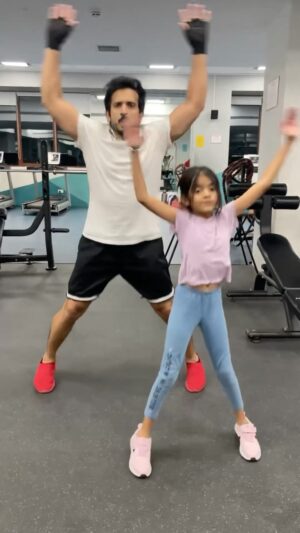 Nitya saxena Instagram - The fitness freaksss 🤩🤩

@viyaofficial @nitya.saxena1186 #princessviya #anchorravi #ﬁtness #fatherdaughter #gympartner