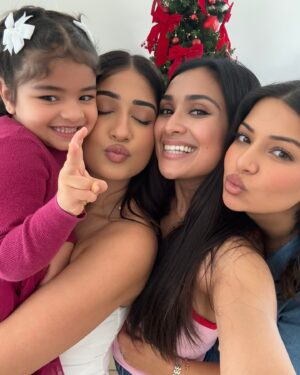 Nityaami Shirke Instagram - December is proof that it’s not about the gifts, but the people you choose to share with and ALL the beautiful memories made in the process. 🫶🏽🎄❤️ 

Merry Christmas Folks! ✨ 

#decemberdump #tistheseason
