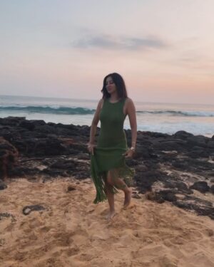 Noureen DeWulf Instagram - Mele Kalikimaka from Hawaii! 🎄 traveling with 6 kids under 9 years old 🤪 Send help… or just Mai Tai’s