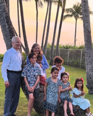 Noureen DeWulf Instagram - Mele Kalikimaka from Hawaii! 🎄 traveling with 6 kids under 9 years old 🤪 Send help… or just Mai Tai’s