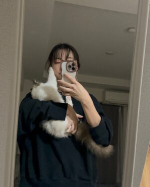 Nozomi Hanayagi Instagram - 【ご報告】

にゃんとの暮らし、始めました。🐱

名前はルナ🌙ラグドールの女の子です。

お迎えして3週間くらいは、にゃんがいる生活にまだ慣れなくて、すきな子に話しかけたいんだけどなかなか話しかけられないマンになり、ルナも懐いてくれなくて心折れかけ...

1枚目は、そんなルナが
初めて歩み寄ってくれた日の写真🥹✨
もうほーんとうれしかった。。。

ペットを飼うのは初めてなので、日々手探り〜...
諸にゃん輩方、いろいろと教えてください🐈

#🐱