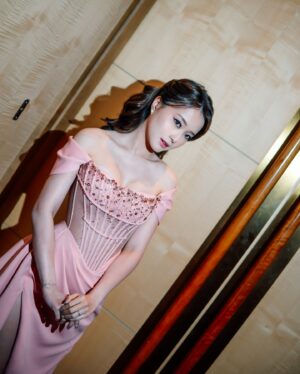 Onic Vior Instagram - Our TingJing Ceremony. L’amour de ma vie
.
.
MUA : @kunsoomakeupartist 
Dress : @etiquette_white