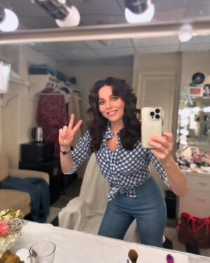 Ophelia Lovibond Instagram - Number ten of an eleven show week! 🤪 Hanging in there ✌🏼 You only have until December 22nd to catch @hillsofcalibway on #Broadway ❤️ #broadwaybaby #hillsofcalifornia #bts #dressingroomselfie #🎭