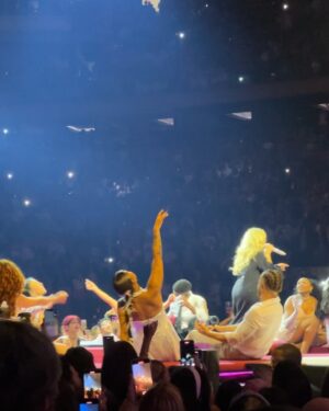 Oriane Serveille Instagram - speechless. 
I booked my first tour yall and we just had a sold out show at @thegarden @sabrinacarpenter 🥹🥹 forever grateful for this opportunity @mssjb and so happy to share the stage with my friends every night 💋 #ShortnSweet