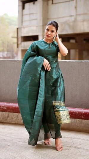 Palak Singh Instagram - Festive collection @look_at_that98
A colour of elegance n beauty in Bananas straight fit traditional kurti. 

.
.
.
.
.
.
.
.
.
.
.

#reel #lookatthat #reelitfeelit #banarasi #traditional #festivewear