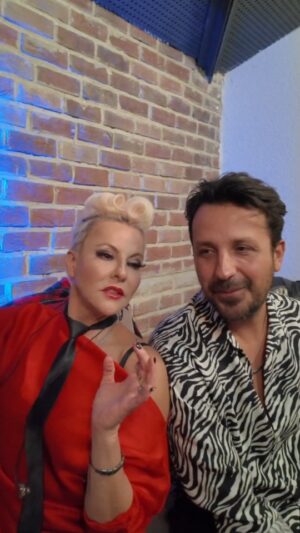 Pamela Spence Instagram - "Hem" söyledik "Hem" soylettik 😍☔ Moda Kayikhane'de ilk kez canlı olarak canım Murat Güneş ile sahnede idik 🤗 

Video : Aybars Öztürk @aybarsozturk
 
#hem #canlimuzik #konser #muratgunes #pamela #lansman #modakayikhane