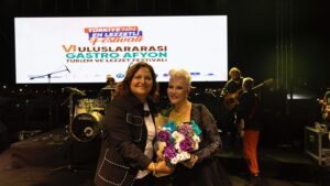 Pamela Spence Instagram - Pamela & Ümit Besen’in muhteşem konseriyle VI. Uluslararası Gastro Afyon Festivali’nde müziğe ve lezzete doyduk! 

🎤🔥 Bu coşkulu geceye eşlik ettik. Teşekkürler Afyon!👏👏