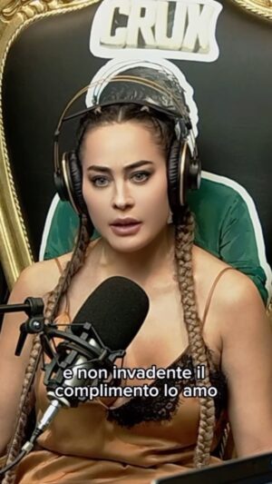 Paola Saulino Instagram - E voi cosa pensate dei complimenti alle donne? 

Alla maestra piacciono molto e sono sempre ben accetti se educati e senza viscidame.