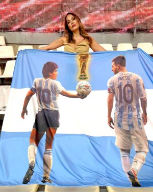 Paola Saulino Instagram - Paolina Mondiale ⚽️🥅🏟️
Non saprei da dove cominciare. Ho fatto non so quante foto e video. Una finale di un mondiale dal vivo, è un’esperienza che auguro a tutti gli amanti del calcio come me.
Per il calcio ho fatto svariati sacrifici, parto spesso, viaggio, per assistere a match importanti,investo tempo ed energia, e non solo, perché tutto è complicato, i permessi i visti per i vari paesi (per non parlare durante il periodo Covid, era un macello con le carte e i pass…) eppure a me come rende felice lo stadio 🏟️ nulla mai. Mi annoio spesso in discoteca, la gente mi parla di cose che non mi interessano, e non ho abbastanza amici che seguono il calcio come me e sono disposti a muoversi e pagare un prezzo per seguire le partite, e allora parto sola, viaggio, viaggio per amore, provo a vedere come va, prendo un pugno in faccia, e ritorno allo stadio, ovunque nel mondo, e se possibile sempre di più, come nel calcio come nella vita e soprattutto in amore, MAI NESSUNA SCONFITTA NEL CUORE DI CHI LOTTA: ANCORA, ANCORA, DATEMENE ANCORA!
In un mondo dove vedete i reality show che vi chiudono le emozioni e il cervello vi auguro di seguire il Calcio (nel suo concetto più vero,no sponsor e organizzazioni) che vi aiuta a crescere, a rialzarsi,ad accettare, ad essere costante, a meritare vittorie e digerire sconfitte, che vi aiuta a sognare, a dare di più, anche un po’ a caxxeggiare, ad arrabbiarsi e poi ritornare ad amare, a perdonare i propri errori, e a fidarsi dell’altro, a rispettare i ruoli, ad essere creativi ma allo stesso tempo disciplinati, vi auguro calcio, quello vero, per un futuro migliore, per un futuro di chi non si arrende e va dritto per la sua strada a prendersi ciò che gli spetta! W il calcio ⚽️ Lunga vita ai Mondiali, sperando di ritornarci presto perché l’Italia ha tutto per poter ritornare a rappresentarci al meglio 💙
Ti amo ⚽️ Ti amo nazionale mia mi raccomando fammi presto godere 😋😘