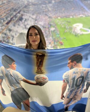 Paola Saulino Instagram - Paolina Mondiale ⚽️🥅🏟️
Non saprei da dove cominciare. Ho fatto non so quante foto e video. Una finale di un mondiale dal vivo, è un’esperienza che auguro a tutti gli amanti del calcio come me.
Per il calcio ho fatto svariati sacrifici, parto spesso, viaggio, per assistere a match importanti,investo tempo ed energia, e non solo, perché tutto è complicato, i permessi i visti per i vari paesi (per non parlare durante il periodo Covid, era un macello con le carte e i pass…) eppure a me come rende felice lo stadio 🏟️ nulla mai. Mi annoio spesso in discoteca, la gente mi parla di cose che non mi interessano, e non ho abbastanza amici che seguono il calcio come me e sono disposti a muoversi e pagare un prezzo per seguire le partite, e allora parto sola, viaggio, viaggio per amore, provo a vedere come va, prendo un pugno in faccia, e ritorno allo stadio, ovunque nel mondo, e se possibile sempre di più, come nel calcio come nella vita e soprattutto in amore, MAI NESSUNA SCONFITTA NEL CUORE DI CHI LOTTA: ANCORA, ANCORA, DATEMENE ANCORA!
In un mondo dove vedete i reality show che vi chiudono le emozioni e il cervello vi auguro di seguire il Calcio (nel suo concetto più vero,no sponsor e organizzazioni) che vi aiuta a crescere, a rialzarsi,ad accettare, ad essere costante, a meritare vittorie e digerire sconfitte, che vi aiuta a sognare, a dare di più, anche un po’ a caxxeggiare, ad arrabbiarsi e poi ritornare ad amare, a perdonare i propri errori, e a fidarsi dell’altro, a rispettare i ruoli, ad essere creativi ma allo stesso tempo disciplinati, vi auguro calcio, quello vero, per un futuro migliore, per un futuro di chi non si arrende e va dritto per la sua strada a prendersi ciò che gli spetta! W il calcio ⚽️ Lunga vita ai Mondiali, sperando di ritornarci presto perché l’Italia ha tutto per poter ritornare a rappresentarci al meglio 💙
Ti amo ⚽️ Ti amo nazionale mia mi raccomando fammi presto godere 😋😘
