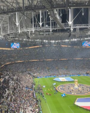 Paola Saulino Instagram - Paolina Mondiale ⚽️🥅🏟️
Non saprei da dove cominciare. Ho fatto non so quante foto e video. Una finale di un mondiale dal vivo, è un’esperienza che auguro a tutti gli amanti del calcio come me.
Per il calcio ho fatto svariati sacrifici, parto spesso, viaggio, per assistere a match importanti,investo tempo ed energia, e non solo, perché tutto è complicato, i permessi i visti per i vari paesi (per non parlare durante il periodo Covid, era un macello con le carte e i pass…) eppure a me come rende felice lo stadio 🏟️ nulla mai. Mi annoio spesso in discoteca, la gente mi parla di cose che non mi interessano, e non ho abbastanza amici che seguono il calcio come me e sono disposti a muoversi e pagare un prezzo per seguire le partite, e allora parto sola, viaggio, viaggio per amore, provo a vedere come va, prendo un pugno in faccia, e ritorno allo stadio, ovunque nel mondo, e se possibile sempre di più, come nel calcio come nella vita e soprattutto in amore, MAI NESSUNA SCONFITTA NEL CUORE DI CHI LOTTA: ANCORA, ANCORA, DATEMENE ANCORA!
In un mondo dove vedete i reality show che vi chiudono le emozioni e il cervello vi auguro di seguire il Calcio (nel suo concetto più vero,no sponsor e organizzazioni) che vi aiuta a crescere, a rialzarsi,ad accettare, ad essere costante, a meritare vittorie e digerire sconfitte, che vi aiuta a sognare, a dare di più, anche un po’ a caxxeggiare, ad arrabbiarsi e poi ritornare ad amare, a perdonare i propri errori, e a fidarsi dell’altro, a rispettare i ruoli, ad essere creativi ma allo stesso tempo disciplinati, vi auguro calcio, quello vero, per un futuro migliore, per un futuro di chi non si arrende e va dritto per la sua strada a prendersi ciò che gli spetta! W il calcio ⚽️ Lunga vita ai Mondiali, sperando di ritornarci presto perché l’Italia ha tutto per poter ritornare a rappresentarci al meglio 💙
Ti amo ⚽️ Ti amo nazionale mia mi raccomando fammi presto godere 😋😘