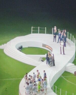 Paola Saulino Instagram - Paolina Mondiale ⚽️🥅🏟️
Non saprei da dove cominciare. Ho fatto non so quante foto e video. Una finale di un mondiale dal vivo, è un’esperienza che auguro a tutti gli amanti del calcio come me.
Per il calcio ho fatto svariati sacrifici, parto spesso, viaggio, per assistere a match importanti,investo tempo ed energia, e non solo, perché tutto è complicato, i permessi i visti per i vari paesi (per non parlare durante il periodo Covid, era un macello con le carte e i pass…) eppure a me come rende felice lo stadio 🏟️ nulla mai. Mi annoio spesso in discoteca, la gente mi parla di cose che non mi interessano, e non ho abbastanza amici che seguono il calcio come me e sono disposti a muoversi e pagare un prezzo per seguire le partite, e allora parto sola, viaggio, viaggio per amore, provo a vedere come va, prendo un pugno in faccia, e ritorno allo stadio, ovunque nel mondo, e se possibile sempre di più, come nel calcio come nella vita e soprattutto in amore, MAI NESSUNA SCONFITTA NEL CUORE DI CHI LOTTA: ANCORA, ANCORA, DATEMENE ANCORA!
In un mondo dove vedete i reality show che vi chiudono le emozioni e il cervello vi auguro di seguire il Calcio (nel suo concetto più vero,no sponsor e organizzazioni) che vi aiuta a crescere, a rialzarsi,ad accettare, ad essere costante, a meritare vittorie e digerire sconfitte, che vi aiuta a sognare, a dare di più, anche un po’ a caxxeggiare, ad arrabbiarsi e poi ritornare ad amare, a perdonare i propri errori, e a fidarsi dell’altro, a rispettare i ruoli, ad essere creativi ma allo stesso tempo disciplinati, vi auguro calcio, quello vero, per un futuro migliore, per un futuro di chi non si arrende e va dritto per la sua strada a prendersi ciò che gli spetta! W il calcio ⚽️ Lunga vita ai Mondiali, sperando di ritornarci presto perché l’Italia ha tutto per poter ritornare a rappresentarci al meglio 💙
Ti amo ⚽️ Ti amo nazionale mia mi raccomando fammi presto godere 😋😘