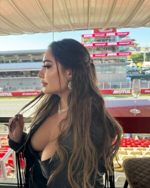 Paola Saulino Instagram - Scatti Rubati. Sto gioco della MotoGP è iniziato per caso, per cose personali, come pretesto, così dal Qatar di quest’anno (prima data del 2024 e mia prima data) dove non sapevo nulla, neanche cosa fosse un Paddock, che ci volessero dei Pass,dei Motorhome, ecc, nulla, insomma da marzo scorso ad ora ho scoperto un mondo. E in 10 gare ho capito un po’ di cose, qualcosa è più carina, qualcosa mi fa schifino e molte altre sono pressoché galvanizzanti. La sensazione è la seguente: è faticoso girare, è stancante tutta quella baracca … ma poi però ti piace, e non vuoi smettere. Se ci sei dentro, anche se con momenti di pausa e isolamento, poi alla fine vuoi spingere, o trovare il momento per spingere, o forse semplicemente vuoi vedere qualcuno spingere.
Praticamente dopo più di 20 anni abbiamo scoperto chi Spingeva i Cavalieri : SPINGITORI DI CAVALIERI PRESTO SU RIEDUCATIONAL CHANNEL !!! 🔜 #motogp #solidaritygp