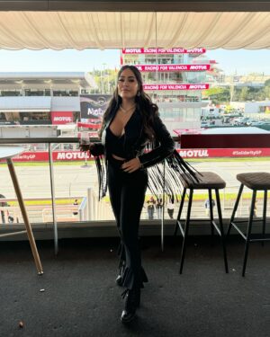 Paola Saulino Instagram - Scatti Rubati. Sto gioco della MotoGP è iniziato per caso, per cose personali, come pretesto, così dal Qatar di quest’anno (prima data del 2024 e mia prima data) dove non sapevo nulla, neanche cosa fosse un Paddock, che ci volessero dei Pass,dei Motorhome, ecc, nulla, insomma da marzo scorso ad ora ho scoperto un mondo. E in 10 gare ho capito un po’ di cose, qualcosa è più carina, qualcosa mi fa schifino e molte altre sono pressoché galvanizzanti. La sensazione è la seguente: è faticoso girare, è stancante tutta quella baracca … ma poi però ti piace, e non vuoi smettere. Se ci sei dentro, anche se con momenti di pausa e isolamento, poi alla fine vuoi spingere, o trovare il momento per spingere, o forse semplicemente vuoi vedere qualcuno spingere.
Praticamente dopo più di 20 anni abbiamo scoperto chi Spingeva i Cavalieri : SPINGITORI DI CAVALIERI PRESTO SU RIEDUCATIONAL CHANNEL !!! 🔜 #motogp #solidaritygp