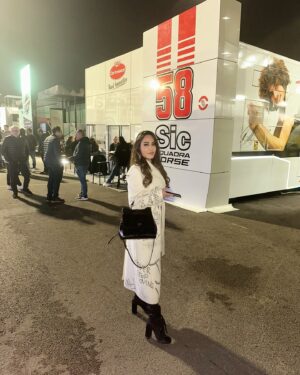 Paola Saulino Instagram - Scatti Rubati. Sto gioco della MotoGP è iniziato per caso, per cose personali, come pretesto, così dal Qatar di quest’anno (prima data del 2024 e mia prima data) dove non sapevo nulla, neanche cosa fosse un Paddock, che ci volessero dei Pass,dei Motorhome, ecc, nulla, insomma da marzo scorso ad ora ho scoperto un mondo. E in 10 gare ho capito un po’ di cose, qualcosa è più carina, qualcosa mi fa schifino e molte altre sono pressoché galvanizzanti. La sensazione è la seguente: è faticoso girare, è stancante tutta quella baracca … ma poi però ti piace, e non vuoi smettere. Se ci sei dentro, anche se con momenti di pausa e isolamento, poi alla fine vuoi spingere, o trovare il momento per spingere, o forse semplicemente vuoi vedere qualcuno spingere.
Praticamente dopo più di 20 anni abbiamo scoperto chi Spingeva i Cavalieri : SPINGITORI DI CAVALIERI PRESTO SU RIEDUCATIONAL CHANNEL !!! 🔜 #motogp #solidaritygp