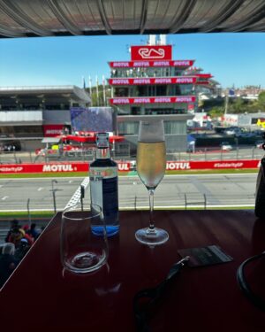 Paola Saulino Instagram - Scatti Rubati. Sto gioco della MotoGP è iniziato per caso, per cose personali, come pretesto, così dal Qatar di quest’anno (prima data del 2024 e mia prima data) dove non sapevo nulla, neanche cosa fosse un Paddock, che ci volessero dei Pass,dei Motorhome, ecc, nulla, insomma da marzo scorso ad ora ho scoperto un mondo. E in 10 gare ho capito un po’ di cose, qualcosa è più carina, qualcosa mi fa schifino e molte altre sono pressoché galvanizzanti. La sensazione è la seguente: è faticoso girare, è stancante tutta quella baracca … ma poi però ti piace, e non vuoi smettere. Se ci sei dentro, anche se con momenti di pausa e isolamento, poi alla fine vuoi spingere, o trovare il momento per spingere, o forse semplicemente vuoi vedere qualcuno spingere.
Praticamente dopo più di 20 anni abbiamo scoperto chi Spingeva i Cavalieri : SPINGITORI DI CAVALIERI PRESTO SU RIEDUCATIONAL CHANNEL !!! 🔜 #motogp #solidaritygp