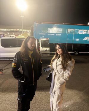 Paola Saulino Instagram - Scatti Rubati. Sto gioco della MotoGP è iniziato per caso, per cose personali, come pretesto, così dal Qatar di quest’anno (prima data del 2024 e mia prima data) dove non sapevo nulla, neanche cosa fosse un Paddock, che ci volessero dei Pass,dei Motorhome, ecc, nulla, insomma da marzo scorso ad ora ho scoperto un mondo. E in 10 gare ho capito un po’ di cose, qualcosa è più carina, qualcosa mi fa schifino e molte altre sono pressoché galvanizzanti. La sensazione è la seguente: è faticoso girare, è stancante tutta quella baracca … ma poi però ti piace, e non vuoi smettere. Se ci sei dentro, anche se con momenti di pausa e isolamento, poi alla fine vuoi spingere, o trovare il momento per spingere, o forse semplicemente vuoi vedere qualcuno spingere.
Praticamente dopo più di 20 anni abbiamo scoperto chi Spingeva i Cavalieri : SPINGITORI DI CAVALIERI PRESTO SU RIEDUCATIONAL CHANNEL !!! 🔜 #motogp #solidaritygp